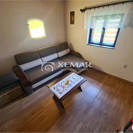 Na predaj chalupa s hospodárskou budovou nad obcou Korytárky