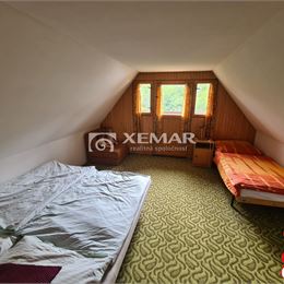 Na predaj chalupa s hospodárskou budovou nad obcou Korytárky