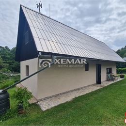 Na predaj chalupa s hospodárskou budovou nad obcou Korytárky