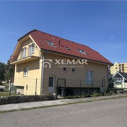 Na predaj multifunkčná budova na Svätokrížskom námestí v Žiari nad Hronom