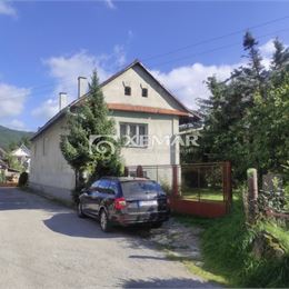 Predaj: Pozemok v centre Liptovskej Osady – 946 m² s inžinierskymi sieťami a starším domom