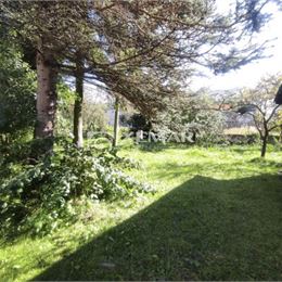 Predaj: Pozemok v centre Liptovskej Osady – 946 m² s inžinierskymi sieťami a starším domom