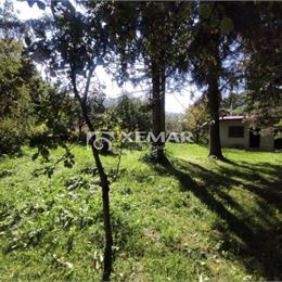 Predaj: Pozemok v centre Liptovskej Osady – 946 m² s inžinierskymi sieťami a starším domom