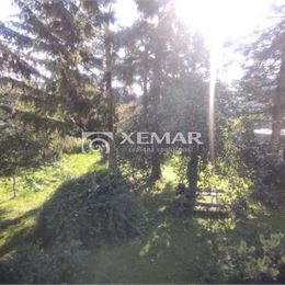 Predaj: Pozemok v centre Liptovskej Osady – 946 m² s inžinierskymi sieťami a starším domom