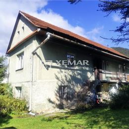 Predaj: Pozemok v centre Liptovskej Osady – 946 m² s inžinierskymi sieťami a starším domom