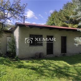 Predaj: Pozemok v centre Liptovskej Osady – 946 m² s inžinierskymi sieťami a starším domom