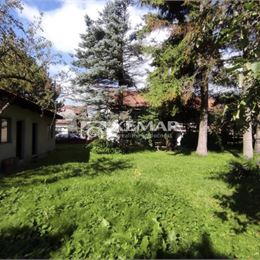 Predaj: Pozemok v centre Liptovskej Osady – 946 m² s inžinierskymi sieťami a starším domom