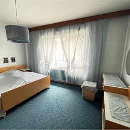 Predaj: Rodinný dom v Ľubietovej – veľký pozemok, garáže, záhrada