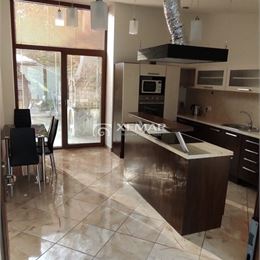 Predaj: Rodinný dom s 3 bytovými jednotkami, Banská Bystrica