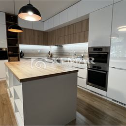 Predaj: Štýlový 3-izbový byt s terasou, parkovaním a vírivkou