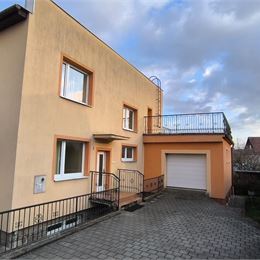 Rodinný dom s 2 garážami - Martin - Stráne