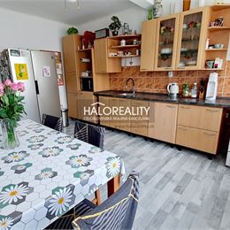 Predaj, rodinný dom Borovce, 2 x 3-izbový byt - ZNÍŽENÁ CENA - EXKLUZÍVNE HALO REALITY