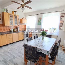 Predaj, rodinný dom Borovce, 2 x 3-izbový byt - ZNÍŽENÁ CENA - EXKLUZÍVNE HALO REALITY