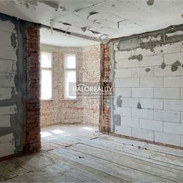 Predaj, rodinný dom Jasenie, s obchodným priestorom a hospodárskymi budovami - EXKLUZÍVNE HALO REALITY