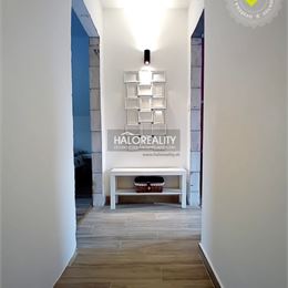 Predaj, rodinný dom Beňuš, štýlový, v pokojnej časti obce s krásnym výhľadom - ZNÍŽENÁ CENA - EXKLUZÍVNE HALO