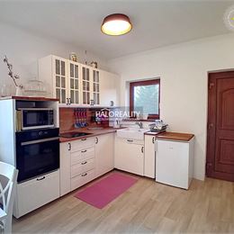 Predaj, rodinný dom Beňuš, štýlový, v pokojnej časti obce s krásnym výhľadom - ZNÍŽENÁ CENA - EXKLUZÍVNE HALO