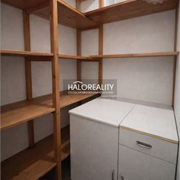 Predaj, rodinný dom Topoľnica, domček s moderným krbom a jazierkom