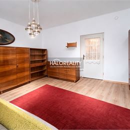 Predaj, rodinný dom Topoľnica, domček s moderným krbom a jazierkom