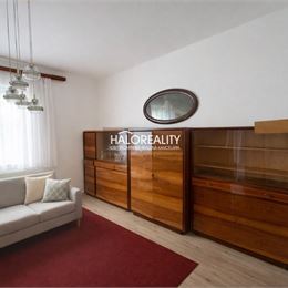 Predaj, rodinný dom Topoľnica, domček s moderným krbom a jazierkom