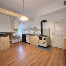 Predaj, rodinný dom Topoľnica, domček s moderným krbom a jazierkom