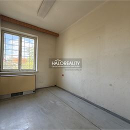 REZERVOVANÉ - Predaj, komerčný objekt Skačany, s bytovou jednotkou - EXKLUZÍVNE HALO REALITY