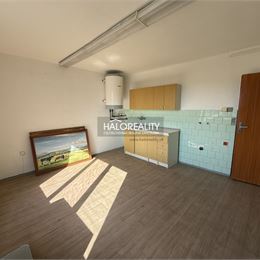 REZERVOVANÉ - Predaj, komerčný objekt Skačany, s bytovou jednotkou - EXKLUZÍVNE HALO REALITY