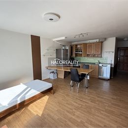 REZERVOVANÉ - Predaj, komerčný objekt Skačany, s bytovou jednotkou - EXKLUZÍVNE HALO REALITY