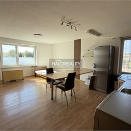 REZERVOVANÉ - Predaj, komerčný objekt Skačany, s bytovou jednotkou - EXKLUZÍVNE HALO REALITY