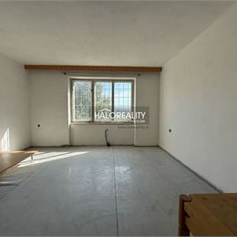 REZERVOVANÉ - Predaj, komerčný objekt Skačany, s bytovou jednotkou - EXKLUZÍVNE HALO REALITY