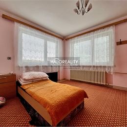 Predaj, rodinný dom Kozárovce, pekný zachovalý stav, garáž, investičný pozemok - EXKLUZÍVNE HALO REALITY