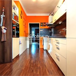 REZERVOVANÉ - Predaj, štvorizbový byt Nové Zámky, s garážou a záhradkou - EXKLUZÍVNE HALO REALITY +