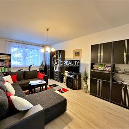 REZERVOVANÉ - Predaj, trojizbový byt Levice, Rybníky III, po rekonštrukcii, čiastočne zariadený