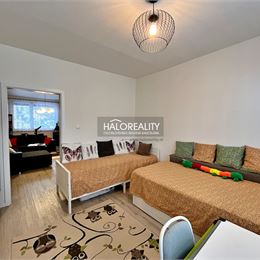 REZERVOVANÉ - Predaj, trojizbový byt Levice, Rybníky III, po rekonštrukcii, čiastočne zariadený