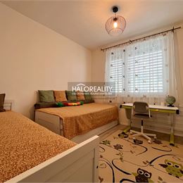 REZERVOVANÉ - Predaj, trojizbový byt Levice, Rybníky III, po rekonštrukcii, čiastočne zariadený