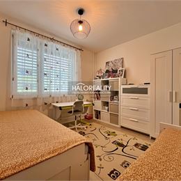 REZERVOVANÉ - Predaj, trojizbový byt Levice, Rybníky III, po rekonštrukcii, čiastočne zariadený