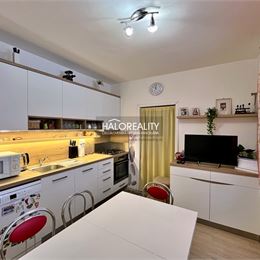 REZERVOVANÉ - Predaj, trojizbový byt Levice, Rybníky III, po rekonštrukcii, čiastočne zariadený