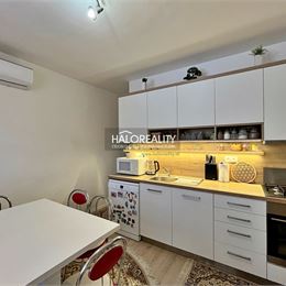 REZERVOVANÉ - Predaj, trojizbový byt Levice, Rybníky III, po rekonštrukcii, čiastočne zariadený