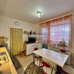 REZERVOVANÉ - Predaj, trojizbový byt Levice, Rybníky III, po rekonštrukcii, čiastočne zariadený