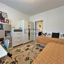 REZERVOVANÉ - Predaj, trojizbový byt Levice, Rybníky III, po rekonštrukcii, čiastočne zariadený