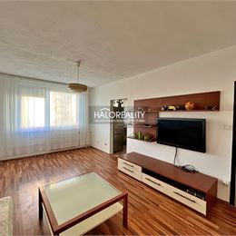 Predaj, trojizbový byt Levice, Rybníky III, po rekonštrukcii, s balkónom, čiastočne zariadený