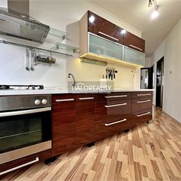 Predaj, trojizbový byt Levice, Rybníky III, po rekonštrukcii, s balkónom, čiastočne zariadený