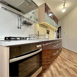 Predaj, trojizbový byt Levice, Rybníky III, po rekonštrukcii, s balkónom, čiastočne zariadený