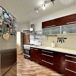 Predaj, trojizbový byt Levice, Rybníky III, po rekonštrukcii, s balkónom, čiastočne zariadený