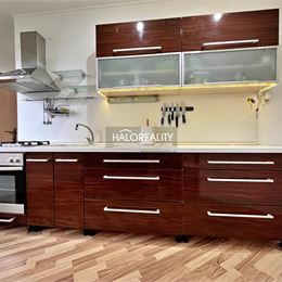 Predaj, trojizbový byt Levice, Rybníky III, po rekonštrukcii, s balkónom, čiastočne zariadený