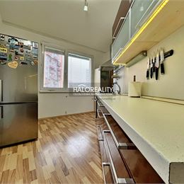 Predaj, trojizbový byt Levice, Rybníky III, po rekonštrukcii, s balkónom, čiastočne zariadený