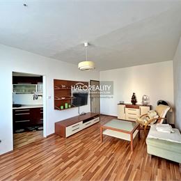 Predaj, trojizbový byt Levice, Rybníky III, po rekonštrukcii, s balkónom, čiastočne zariadený