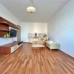 Predaj, trojizbový byt Levice, Rybníky III, po rekonštrukcii, s balkónom, čiastočne zariadený