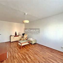 Predaj, trojizbový byt Levice, Rybníky III, po rekonštrukcii, s balkónom, čiastočne zariadený