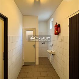 Predaj, polyfunkcia/obchodné priestory Veľké Kozmálovce, ideálne miesto na podnikanie, služby či obchod -