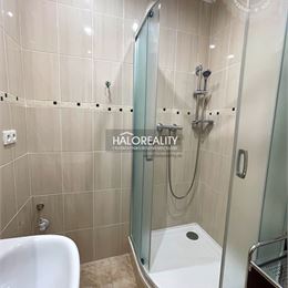 Predaj, trojizbový byt Levice, centrum